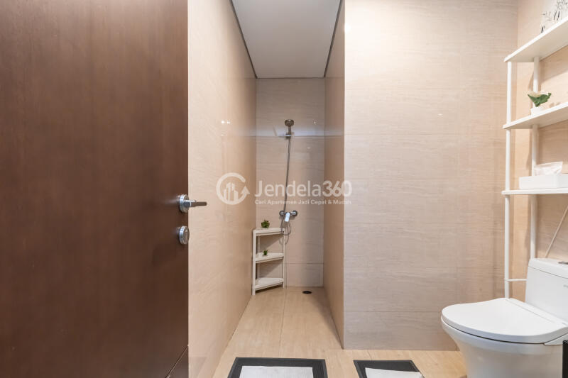 Bathroom 1BR Apartment with City View at AKR Gallery West Residence