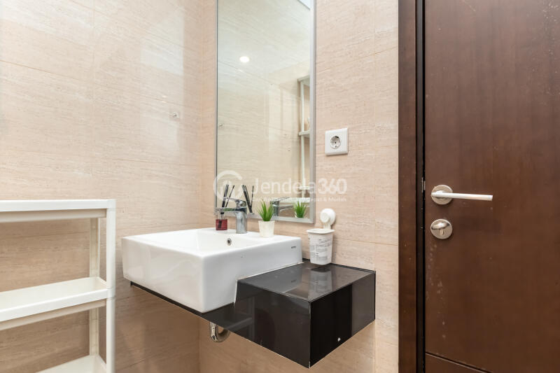 Bathroom 1BR Apartment with City View at AKR Gallery West Residence