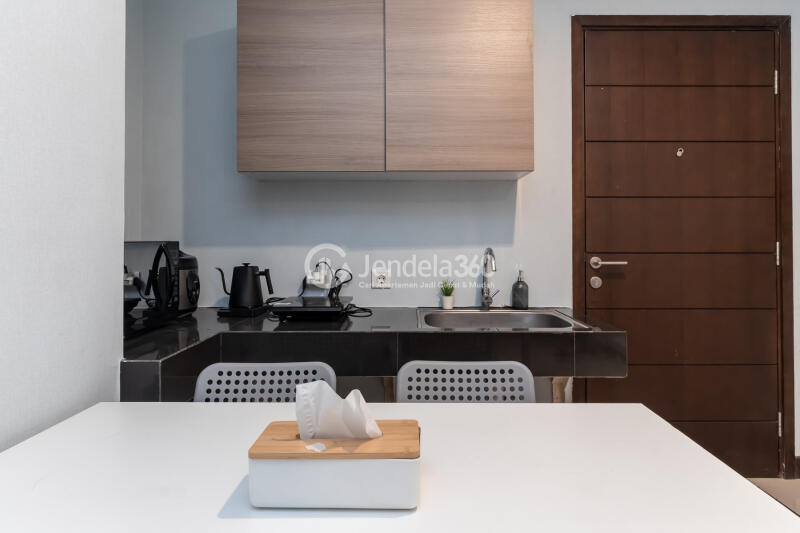 Kitchen 1BR Apartment with City View at AKR Gallery West Residence