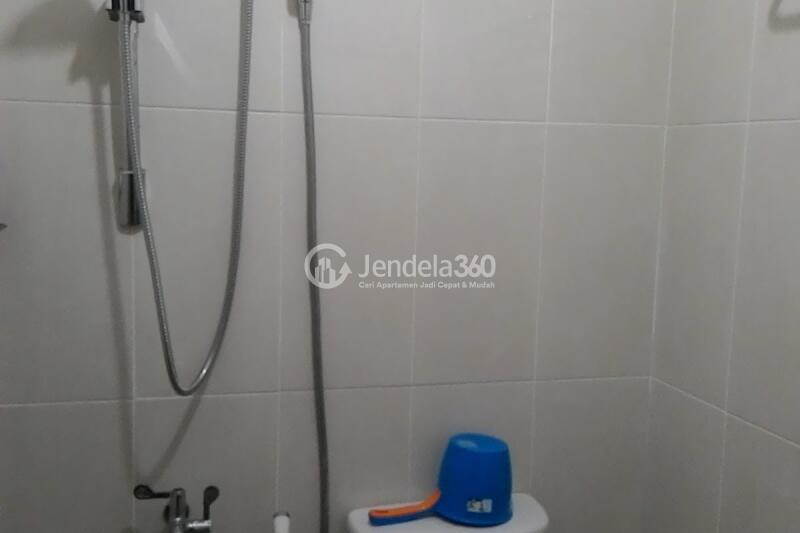 Bathroom 2BR Apartment with  View at Mutiara Bekasi Apartment