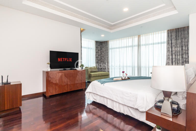 Bedroom 1 3BR Shangri-La Residence Apartment at Low Floor
