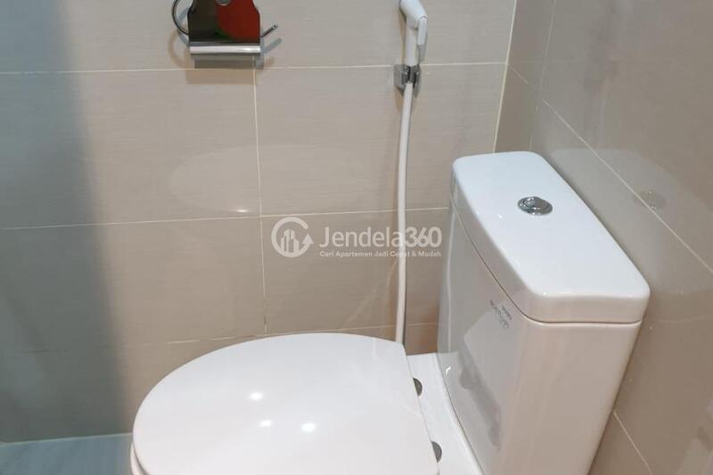 Bathroom Studio Apartment with City View at Green Sedayu Apartment