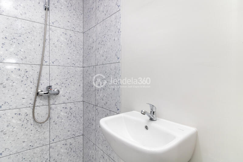 Bathroom 1BR Apartment with  View at Meikarta Apartment