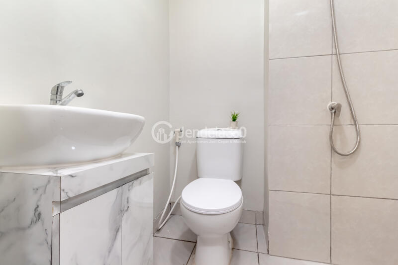 Bathroom Modern Studio Apartment at Meikarta Apartment Low Floor