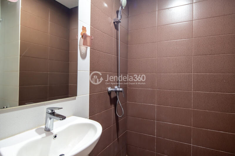 Bathroom High Floor Studio Apartment with City View at Puri Orchard Apartment