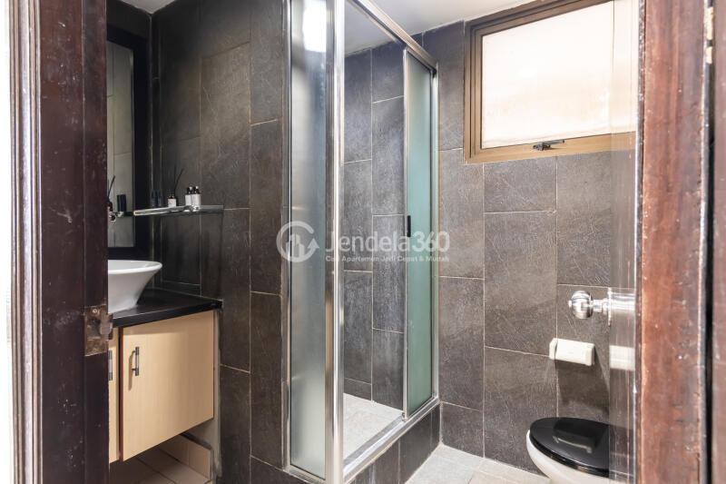 Bathroom Good Deal 2BR Apartment at Taman Rasuna Apartment Tower Tower 17