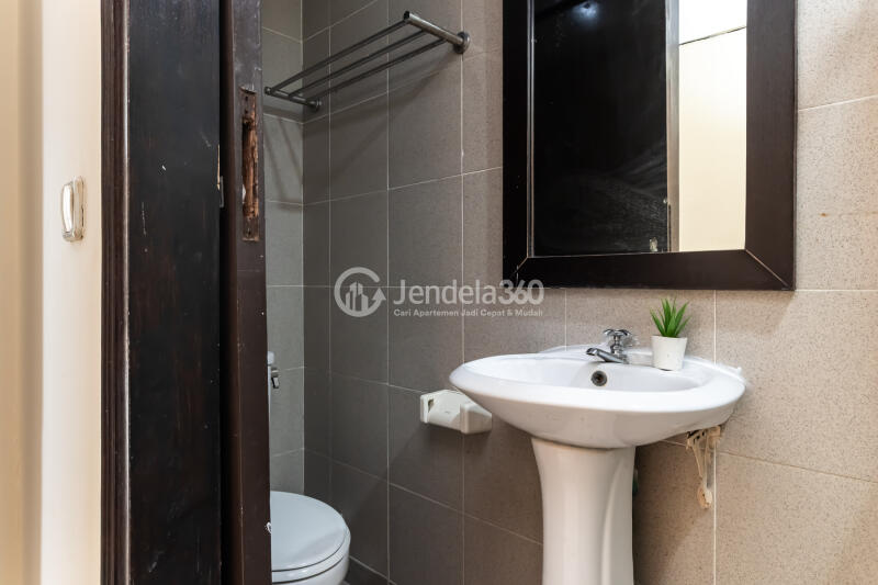 Bathroom Good Deal 2BR Apartment at Taman Rasuna Apartment Tower Tower 17