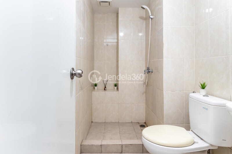 Bathroom 3BR The Springlake Summarecon Apartment at Tower Caldesia