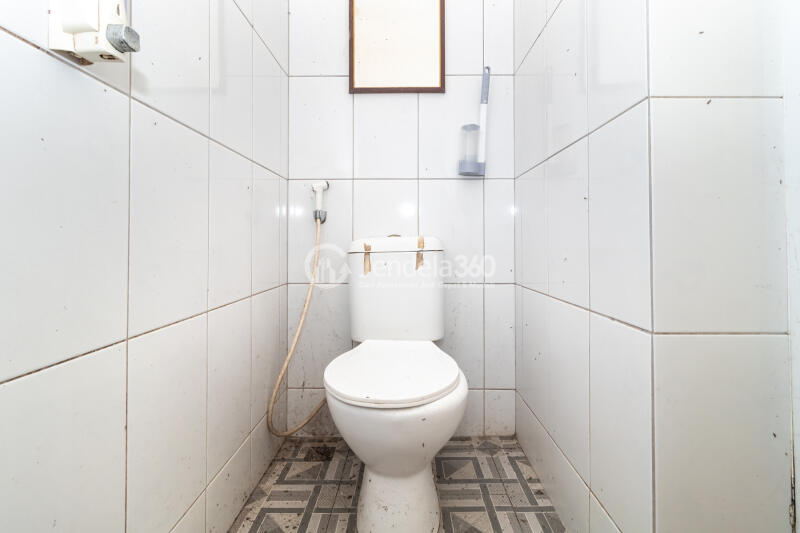 Bathroom Homey 2BR Apartment at Pancoran Riverside Apartment Low Floor