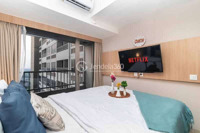 Bedroom 1BR Orange County Lippo Cikarang Apartment at Low Floor