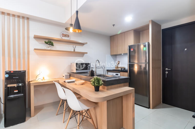 Kitchen 1BR Orange County Lippo Cikarang Apartment at Low Floor