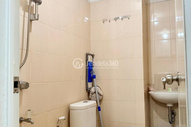 Bathroom Comfortable 2BR Apartment Low Floor with city View at Serpong Green View Apartment