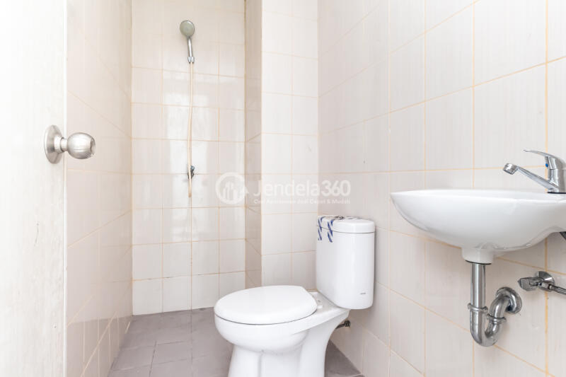 Bathroom High Floor 2BR Apartment with  View at Kota Ayodhya Apartment