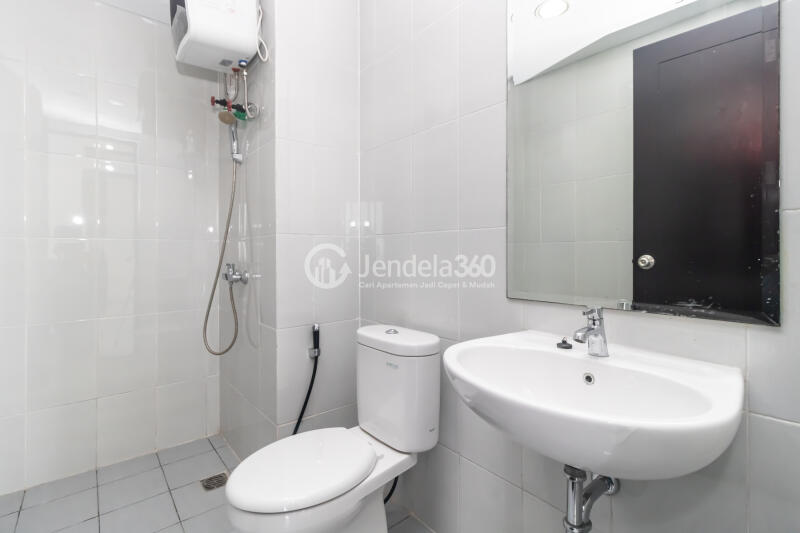 Bathroom 2BR Casa De Parco Apartment at Low Floor
