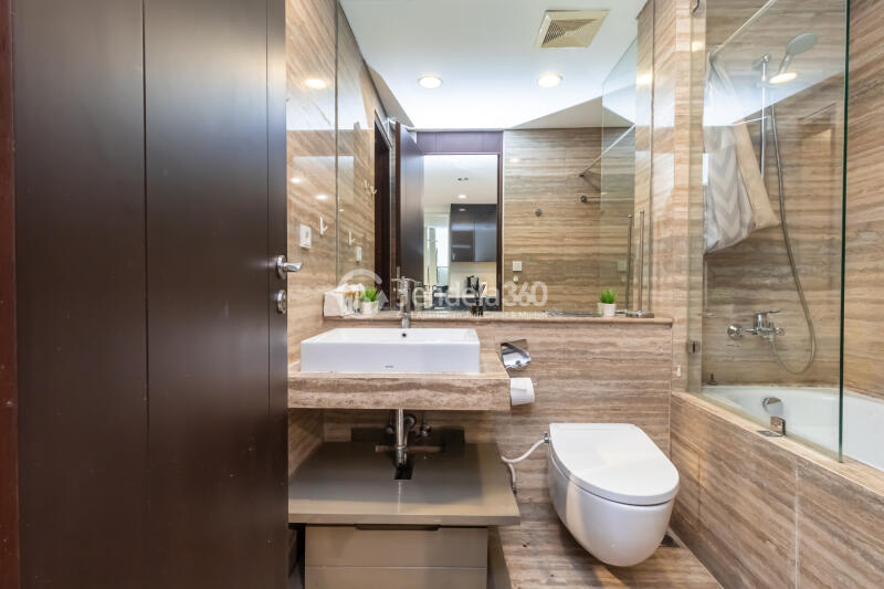 Bathroom Low Floor 1BR Apartment with  View at Pondok Indah Residence
