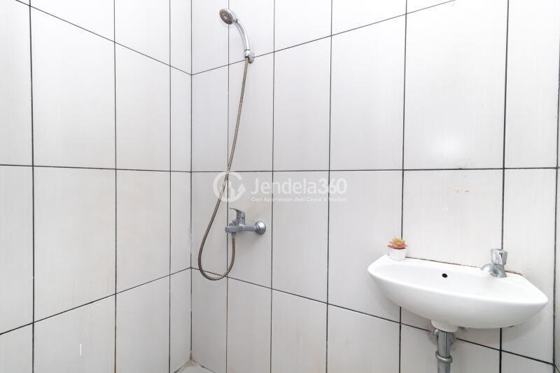 Bathroom High Floor Studio Apartment with City View at Grand Kamala Lagoon Apartment