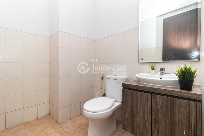 Bathroom 2 3BR Aspen Residence Apartment at Tower B