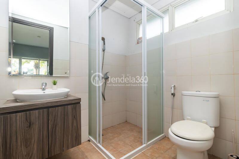 Bathroom 3BR Aspen Residence Apartment at Tower B