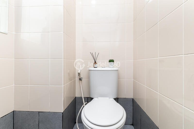 Bathroom 1BR Akasa Pure Living Apartment at Tower Kamaya