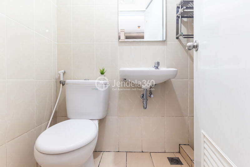 Bathroom Studio M Town Residence Serpong Apartment at High Floor