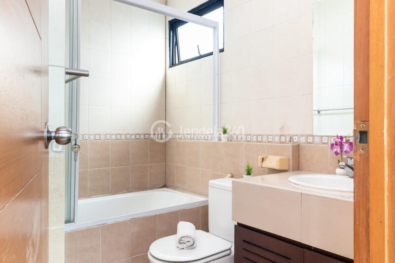 Bathroom 2BR Apartment with  View at Hamptons Park Apartment