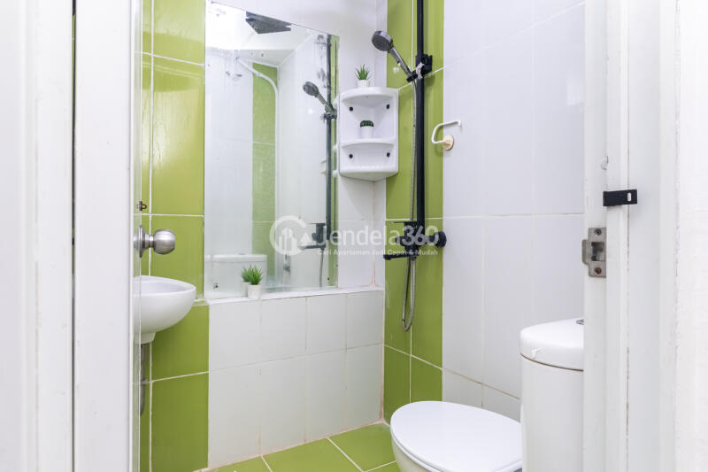 Bathroom 2BR Green Bay Pluit Apartment at Tower Borneo