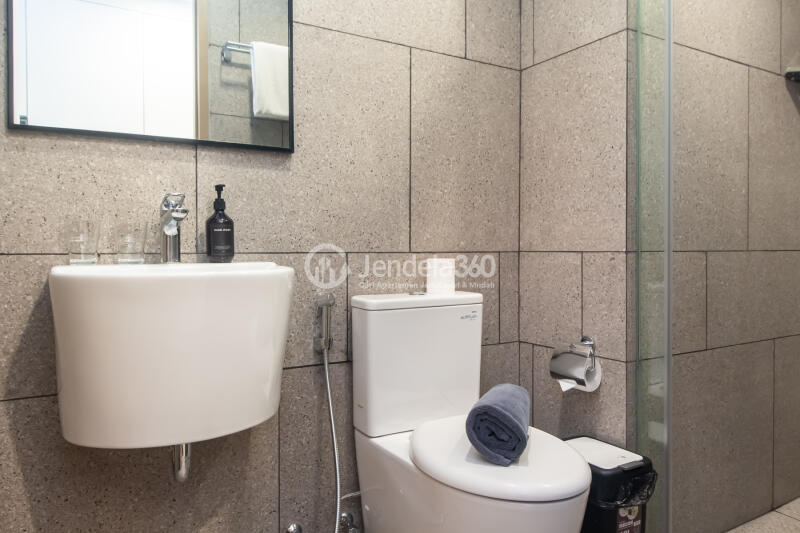 Bathroom Decorative Studio Apartment Middle Floor with City View at Antasari Place Apartment