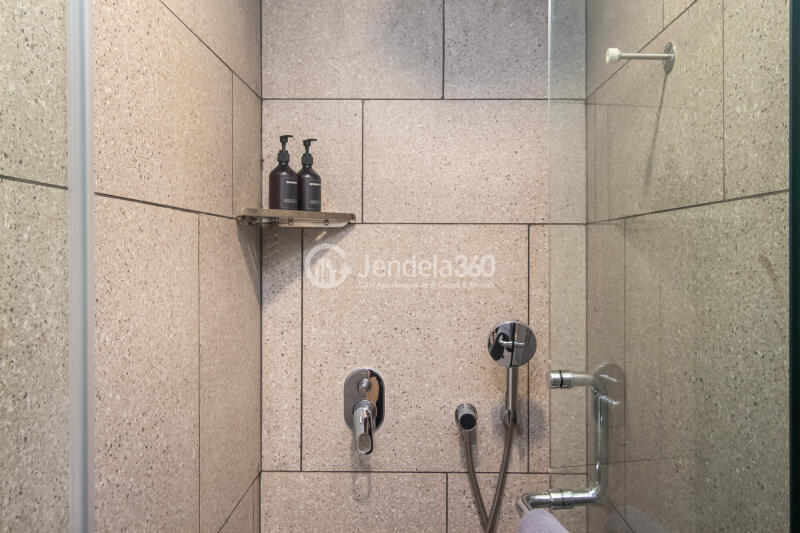 Bathroom Decorative Studio Apartment Middle Floor with City View at Antasari Place Apartment