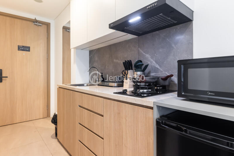 Kitchen Decorative Studio Apartment Middle Floor with City View at Antasari Place Apartment