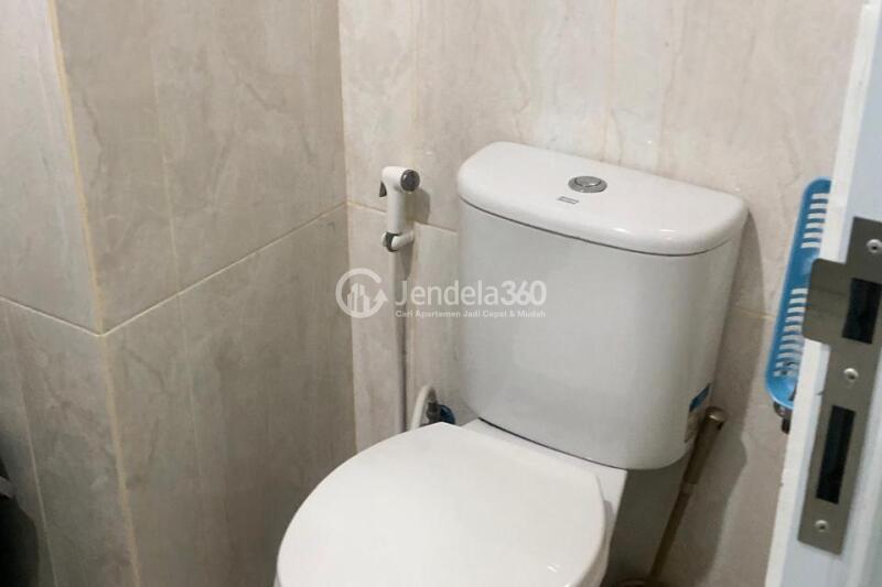 Bathroom Low Floor 1BR Apartment with  View at Tamansari Skylounge Makassar Apartment