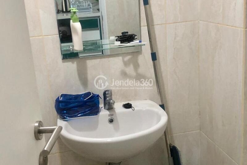 Bathroom Low Floor 1BR Apartment with  View at Tamansari Skylounge Makassar Apartment