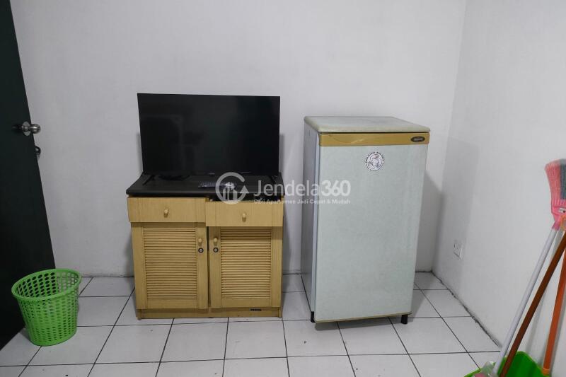 Living Room Well Furnished 2BR Apartment Low Floor with  View at Modernland Golf Apartment