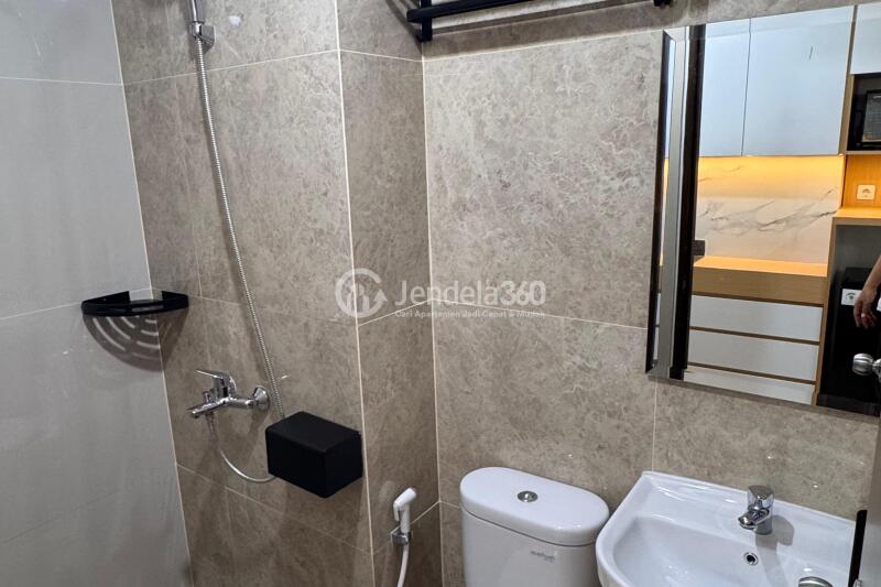 Bathroom Fancy Studio Apartment at Transpark Cibubur Apartment Low Floor