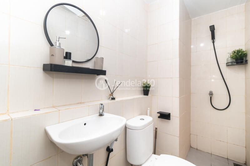Bathroom 2BR Apartment with  View at Kota Ayodhya Apartment