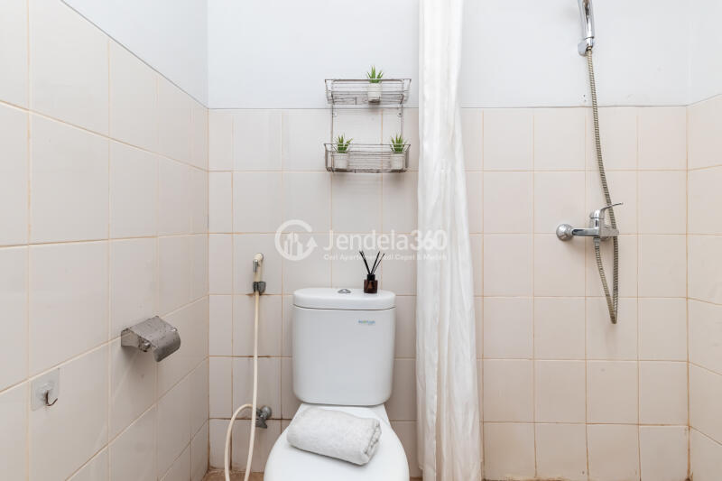 Bathroom 2BR Apartment with City View at Aspen Residence Apartment