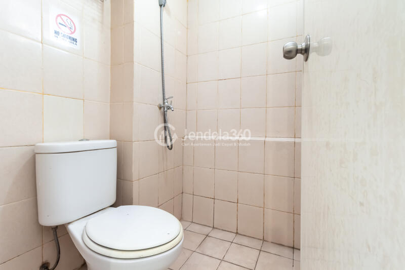 Bathroom Low Floor Studio Apartment with City View at Kalibata City Green Palace