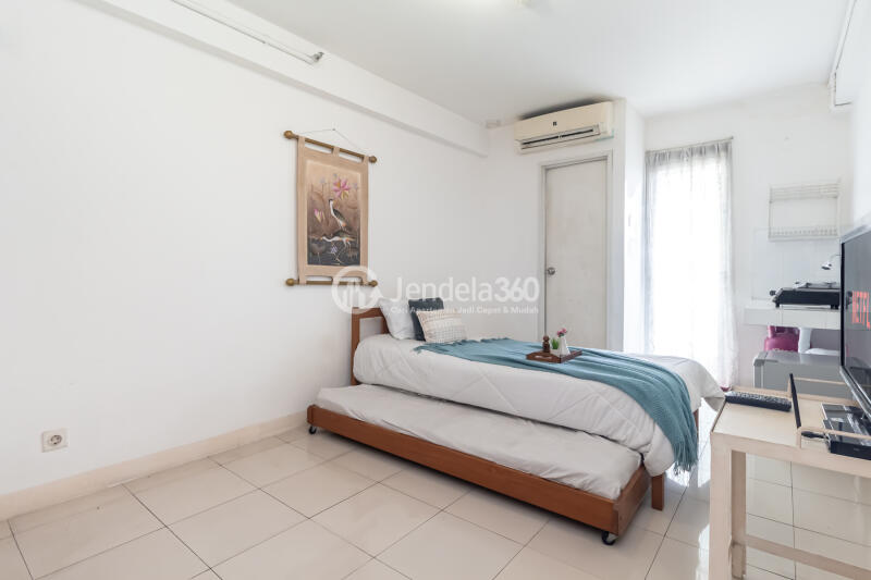 Bedroom Low Floor Studio Apartment with City View at Kalibata City Green Palace