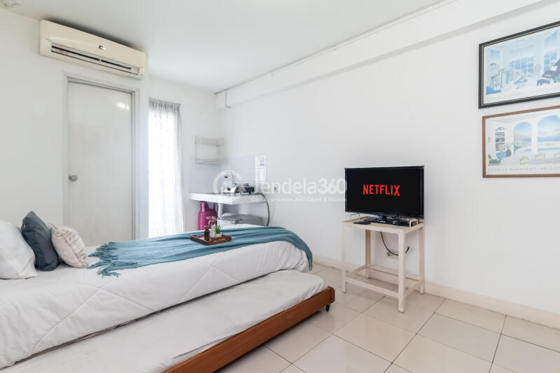Bedroom Low Floor Studio Apartment with City View at Kalibata City Green Palace