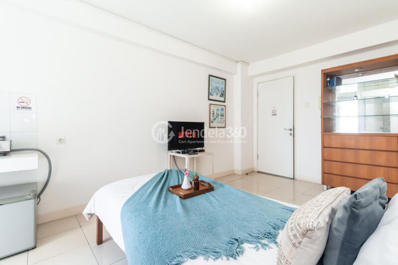 Bedroom Low Floor Studio Apartment with City View at Kalibata City Green Palace