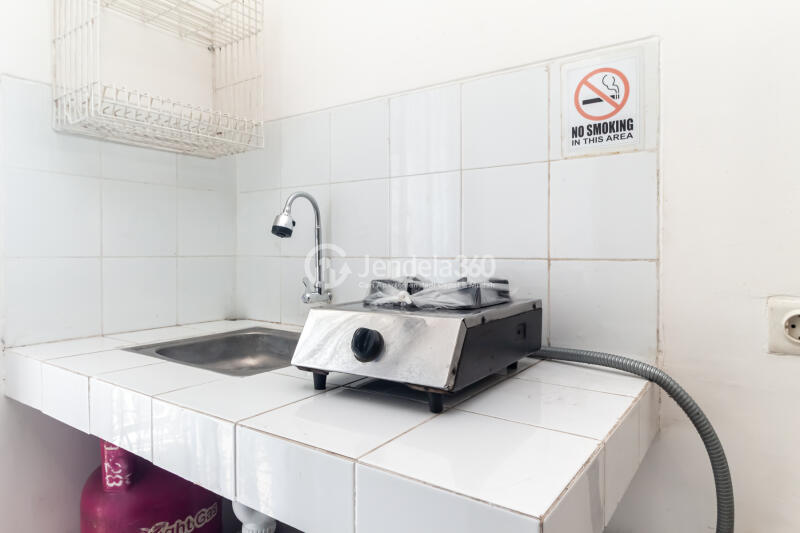 Kitchen Low Floor Studio Apartment with City View at Kalibata City Green Palace