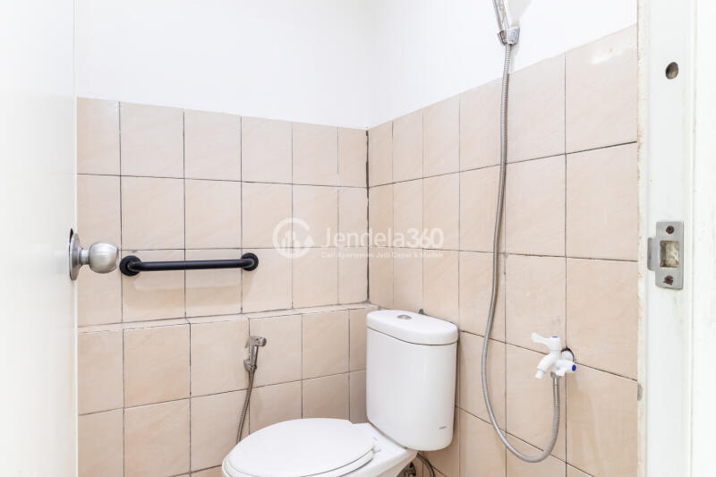 Bathroom Middle Floor 2BR Apartment with  View at Green Pramuka City Apartment