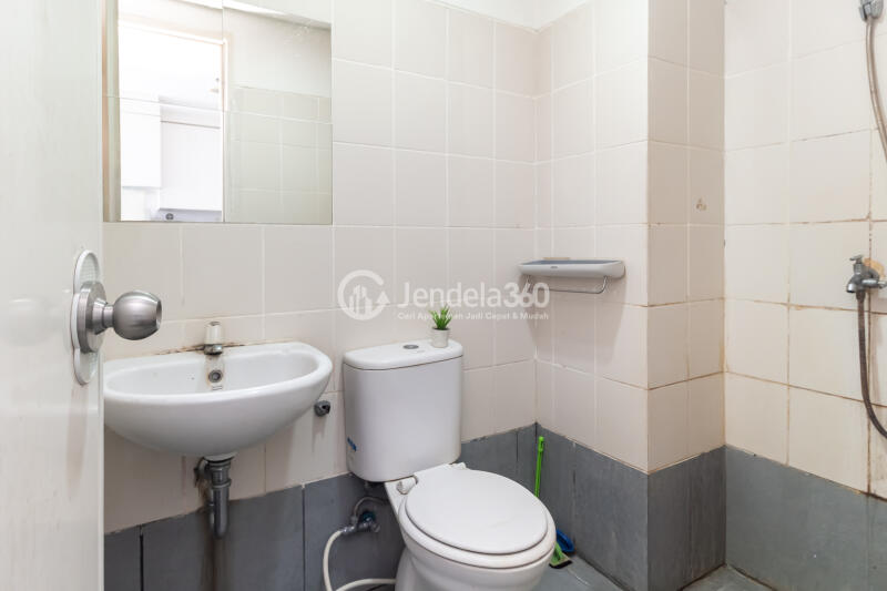 Bathroom Simply Look 1BR Apartment at Akasa Pure Living Apartment Tower Kalyana