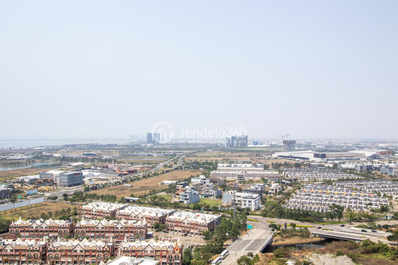 Balcony High Floor Studio Apartment with  View at Tokyo Riverside Apartment