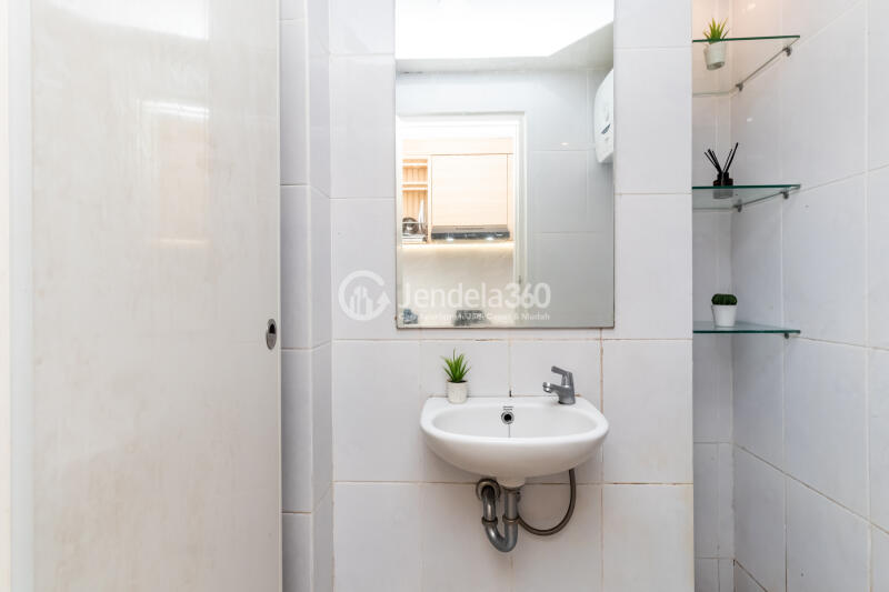 Bathroom High Floor Studio Apartment with  View at Tokyo Riverside Apartment