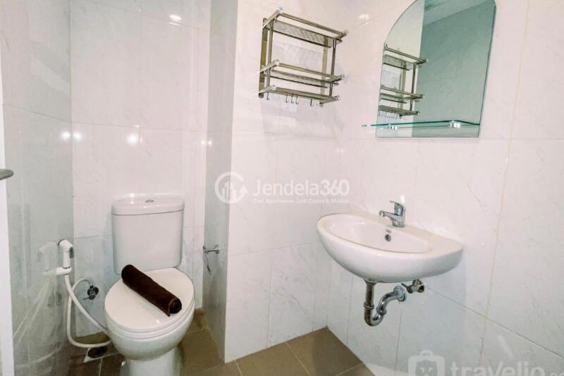 Bathroom Low Floor Studio Apartment with - View at Tamansari Skylounge Makassar Apartment