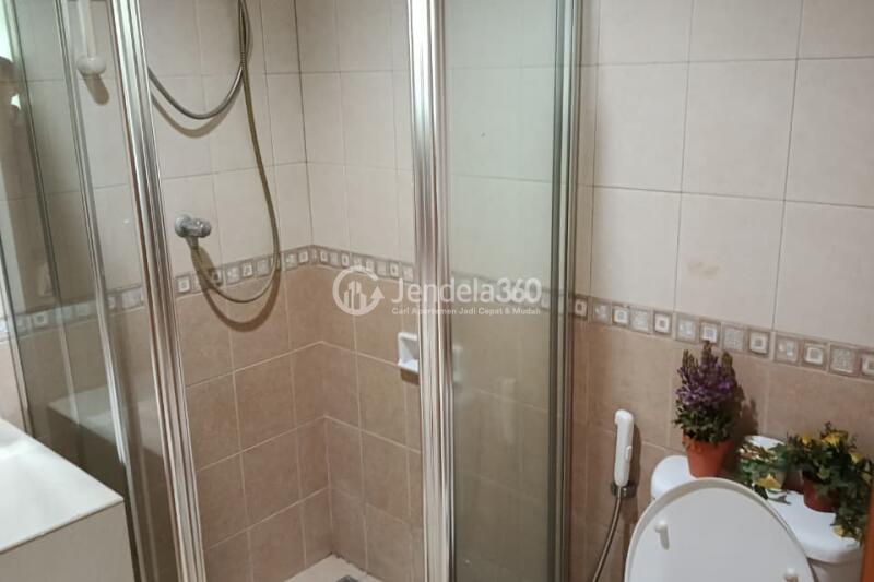 Bathroom Strategic Location 2BR Apartment at Hamptons Park Apartment High Floor