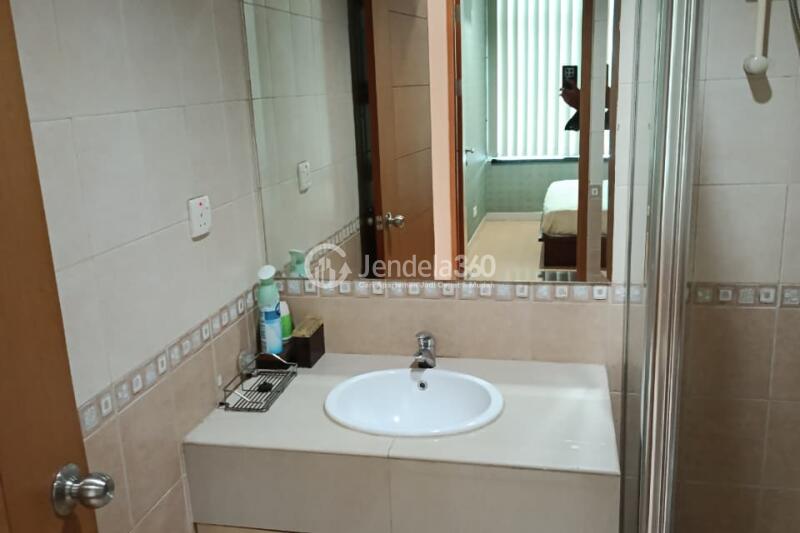 Bathroom Strategic Location 2BR Apartment at Hamptons Park Apartment High Floor