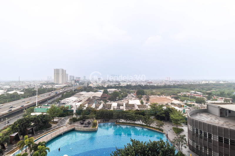 Balcony 1BR The Crest West Vista Puri Apartment at Middle Floor