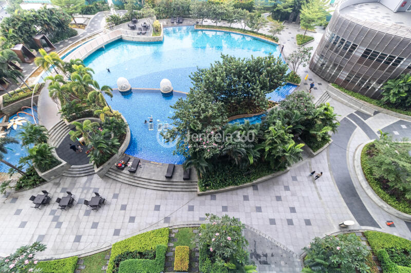 Balcony 1BR The Crest West Vista Puri Apartment at Middle Floor