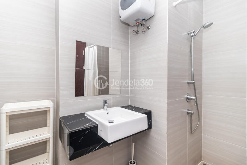 Bathroom 1BR The Crest West Vista Puri Apartment at Middle Floor